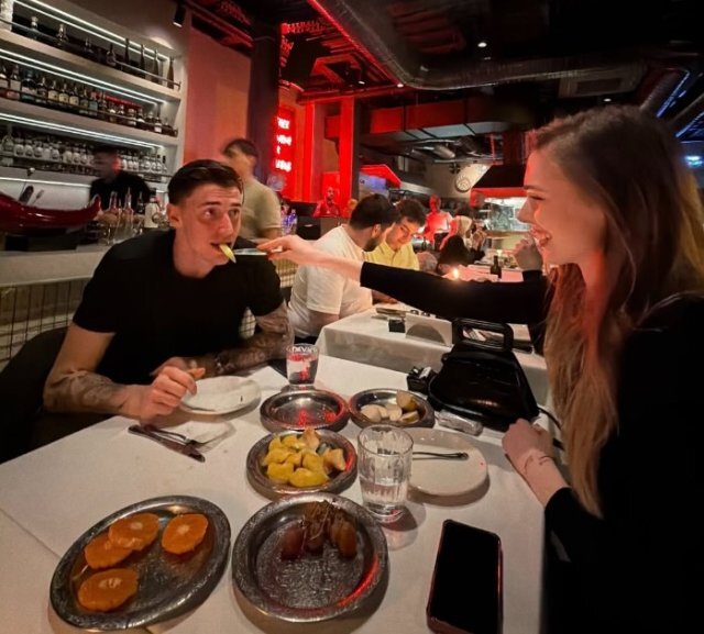 Berke Özer İçin Elma Soyan Fransız Model Gloria Dinov