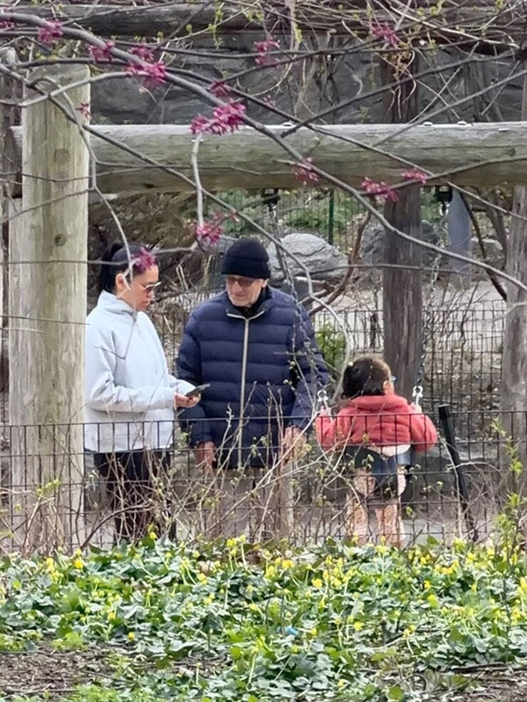 Robert De Niro 3 Yaşındaki Kızıyla Parka Gitti