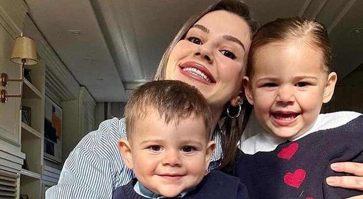 Merve Özbey Çocuklarıyla Aile Pozunu Paylaştı