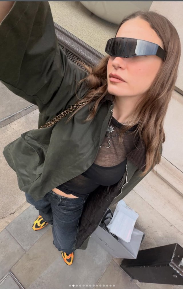 Serenay Sarıkaya Futuristik Gözlükleriyle Sosyal Medyayı Salladı