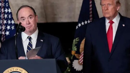 ABD Donanma Sekreteri John Phelan, İran'ın Hürmüz Boğazı'nda gemilere el koyduğu...