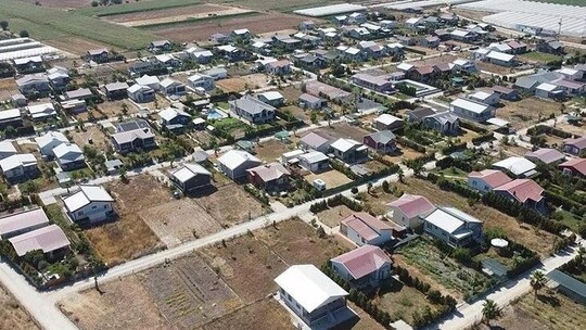 Hükümet, tarım arazilerindeki kaçak villalara yönelik harekete geçerek üç bakanlıktan...