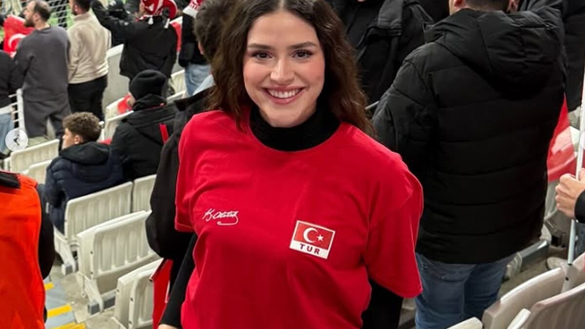 Ayşe Yüksel Aile Fotoğrafını Paylaştı Takipçiler Benzerliği Fark Etti