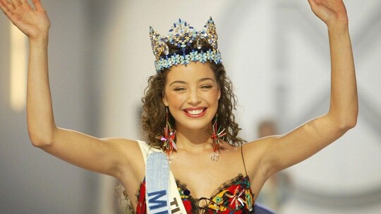 Azra Akın, 24 ilde 50 kez sahnelediği çocuk tiyatrosu turnesini tamamladı; oyuncu...