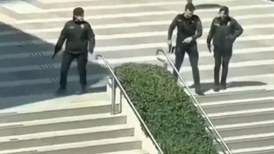 Beşiktaş'taki İsrail Konsolosluğu saldırısı sırasında polisle alay eden ve görüntüleri...