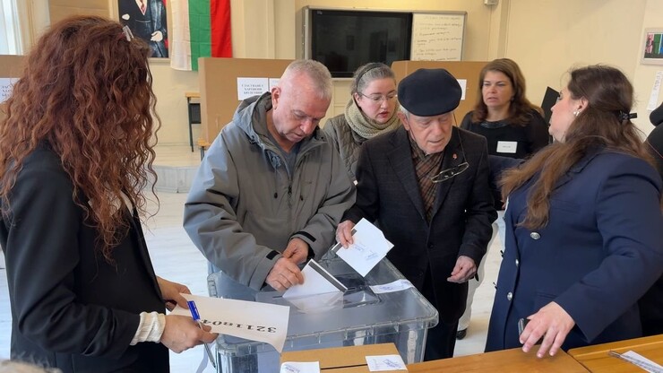 Bulgaristan'da koalisyon hükümetinin çöküşünün ardından ilan edilen erken seçimler...