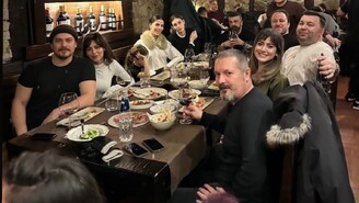 Çağatay Ulusoy Sevgilisinin Doğum Günündе Gitar Çaldı