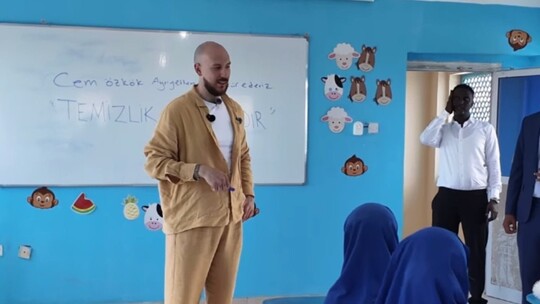 Temizlik videolarıyla tanınan içerik üreticisi Cem Özkök, Somali'de 100 kız...