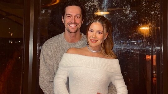 Oyuncu Feyyaz Şerifoğlu, hamile eşi haber spikeri Merve Dinçkol ve köpekleriyle...