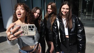 Daha On Yedi Oyuncuları İlk Selfie'lerini Paylaştı