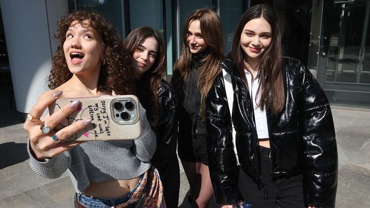 Daha On Yedi Oyuncuları İlk Selfie'lerini Paylaştı