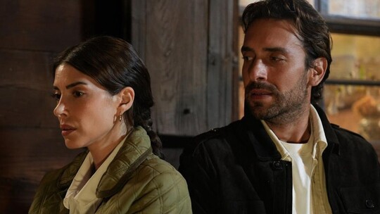 Taşacak Bu Deniz setinde Deniz Baysal'a sürpriz doğum günü kutlaması yapıldı;...