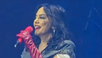 Ebru Gündeş Sahnede Yarım Yüz Germe Ameliyatını İtiraf Etti