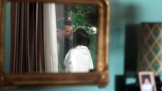 Sunucu Ece Erken, Lara Paşalı'nın eşi Selahattin Paşalı ile rol arkadaşı Hafsanur...