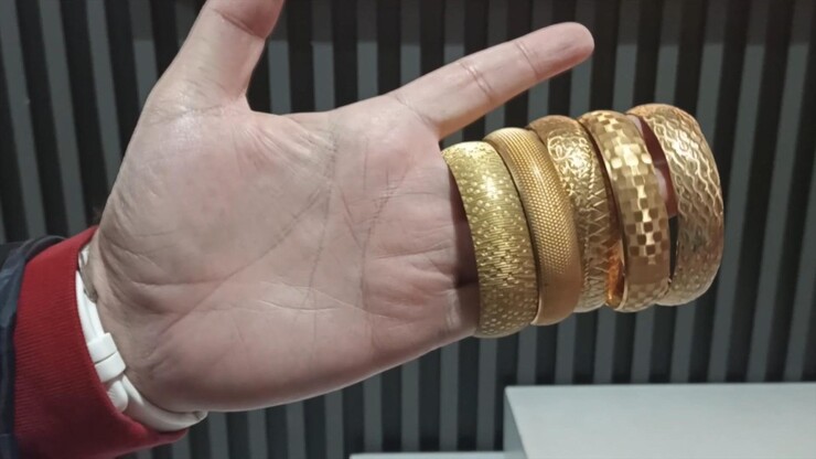 Fatih'te bir iş hanında faaliyet yürüten Yüksel A., pirinçten ürettiği takı...