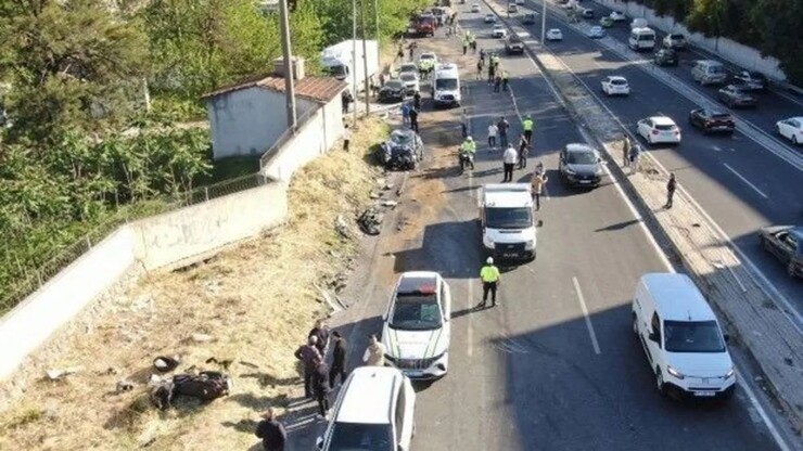 İzmir Bornova'da kontrolden çıkan TIR, aralarında polis otosunun da bulunduğu...