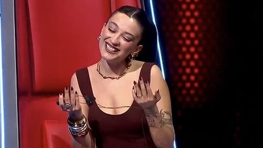 Melike Şahin, yeni yaşına kısa saç kesimiyle girdi; şarkıcı dönüşüm anlarını...