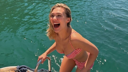 Melisa Döngel, "Holding" dizisinin finalinin ardından arkadaşlarıyla çıktığı...