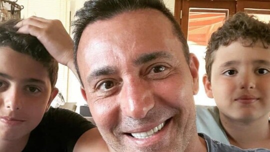 Mustafa Sandal şerefine düzenlenen gecede asıl sürprizi oğulları Yavuz ve Yaman...