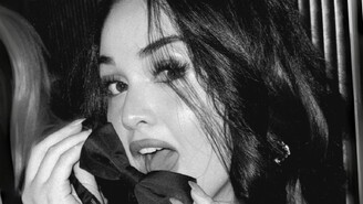 Naz Şenlendirici Ameliyat Sonrası Yeni Görünümüyle Babasıyla Sahneye Çıktı