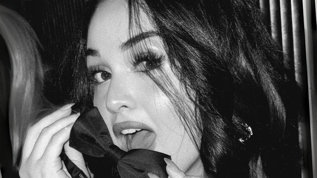 Naz Şenlendirici Ameliyat Sonrası Yeni Görünümüyle Babasıyla Sahneye Çıktı