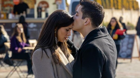 Uzak Şehir dizisinin başrol ikilisi, sahnelerdeki samimi oyunculuklarıyla izleyicilerin...