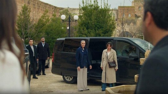 Zerrin'in Demir'in baskılarına boyun eğerek mahkemede boşanmak istemediğini...