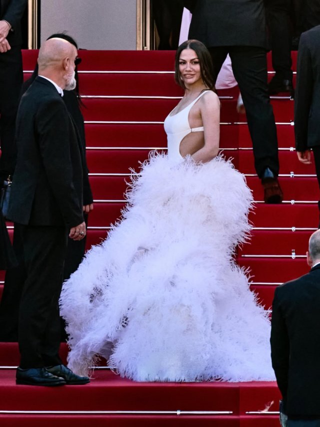 Özgü Namal Cannes Kırmızı Halısında Büyüledi