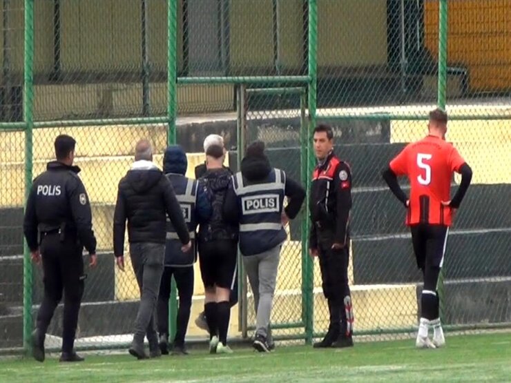 Beğendikspor Yedek Oyuncusu Hakemi Yumrukladı Maç Tatil Edildi
