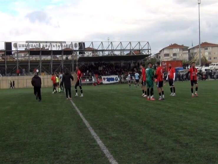 Beğendikspor Yedek Oyuncusu Hakemi Yumrukladı Maç Tatil Edildi