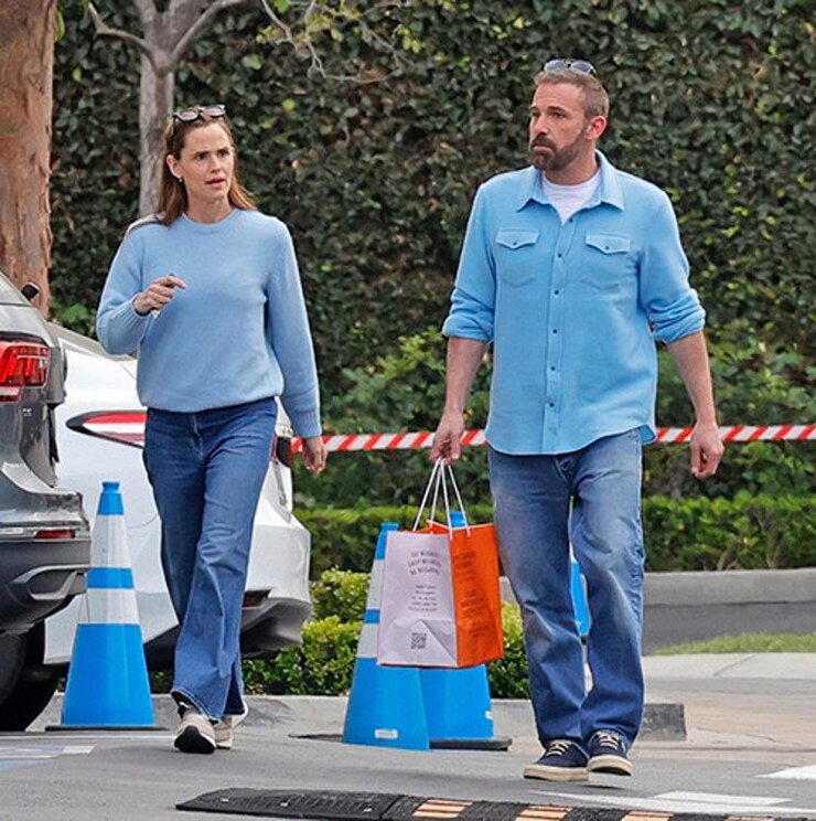 Affleck Ve Garner Los Angeleste Uyumlu Kıyafetlerle Görüntülendi