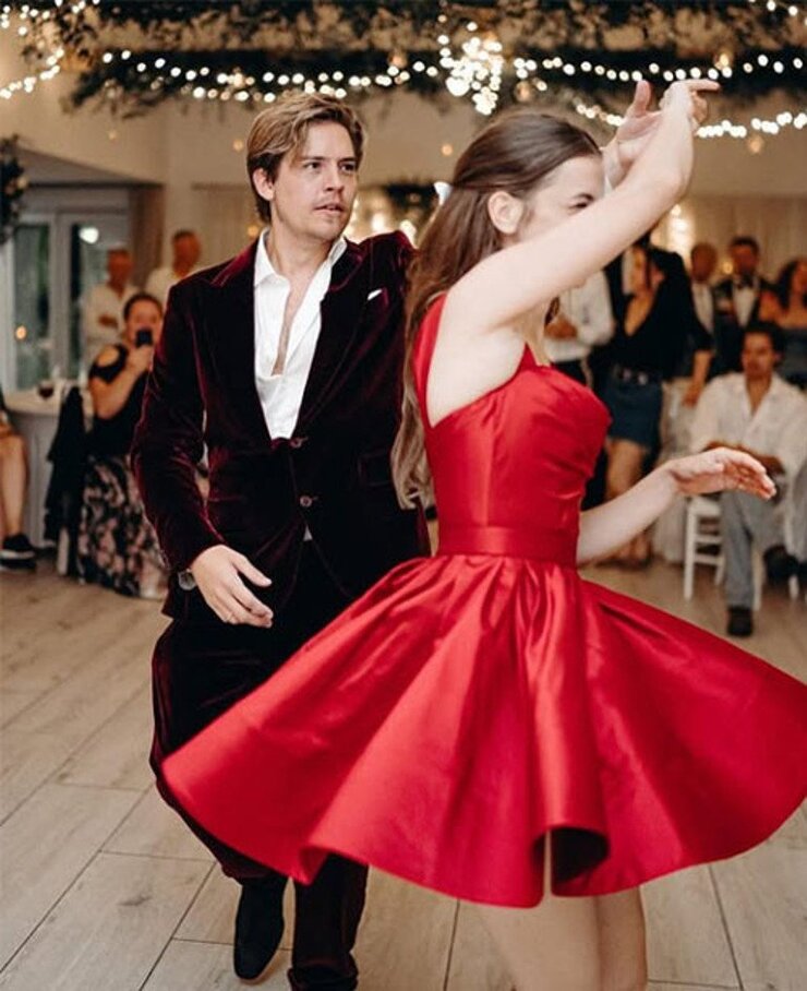 Barbara Palvin Ve Dylan Sprouse İlk Bebeklerini Beklediklerini Duyurdu