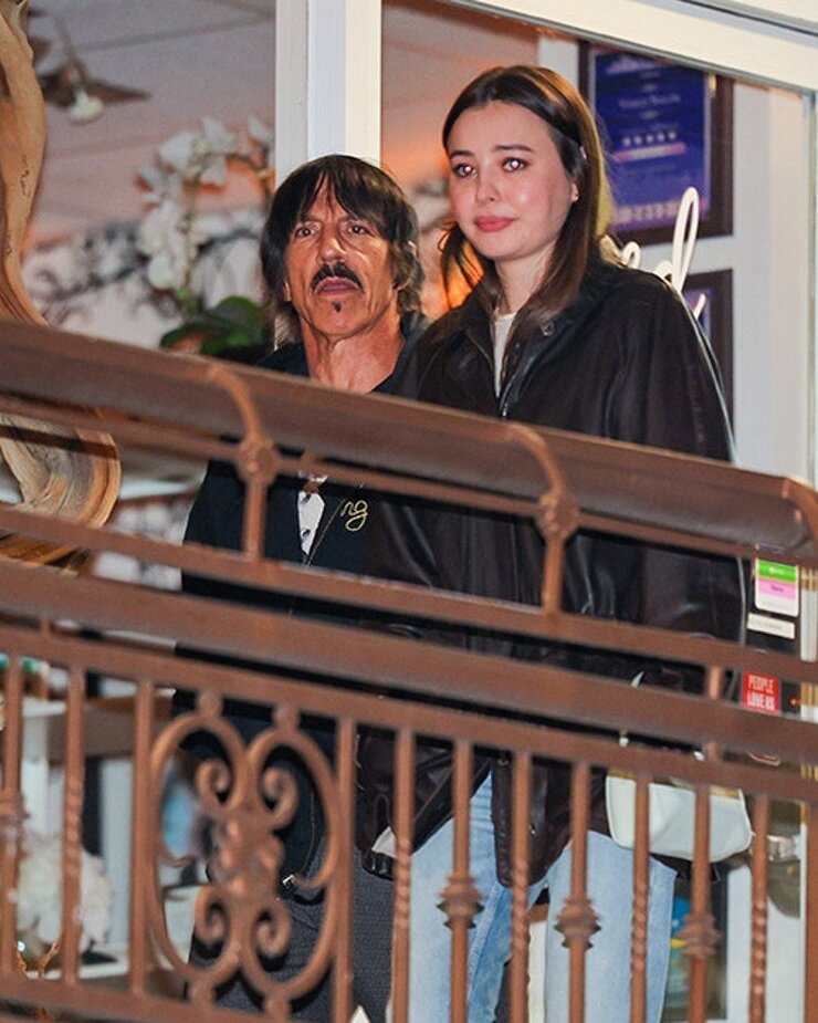 Eileen Kelly Vogue Makalesinde Kiedis İlişkisini Ve Yaş Farkı Eleştirilerini Yanıtladı