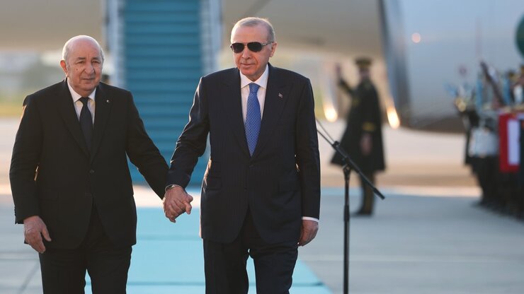 Erdoğan Cezayir Cumhurbaşkanı Tebbun'u Uçak Kapısında Karşıladı