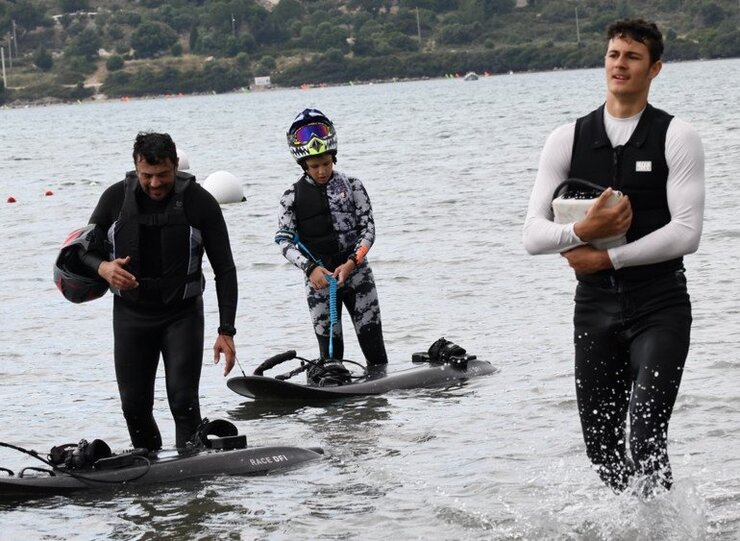 Emre Altuğ Oğullarıyla Çeşme'de Motosurf Tatili Yaptı