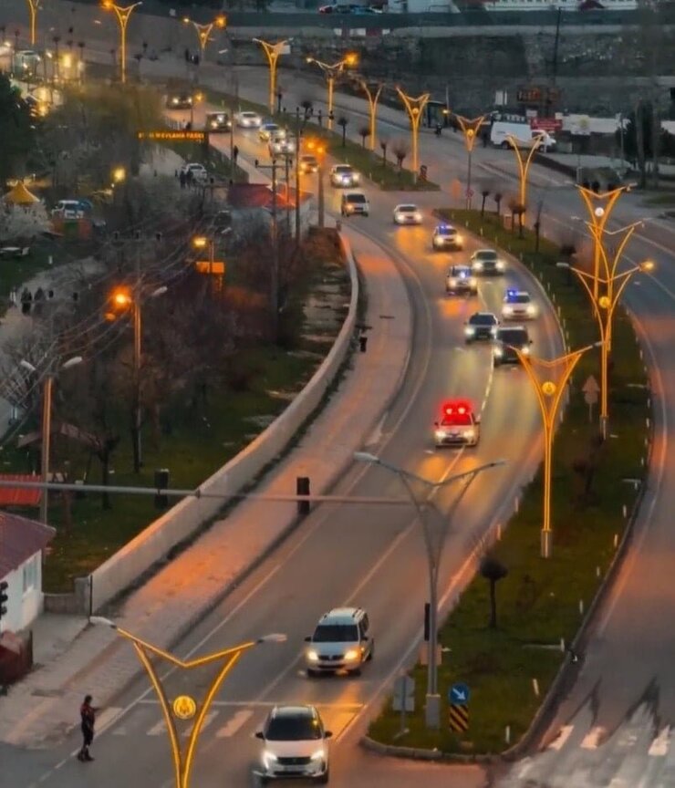 Memişoğlu 25 Araçlık Konvoyuyla Bitlis Kongresine Katıldı