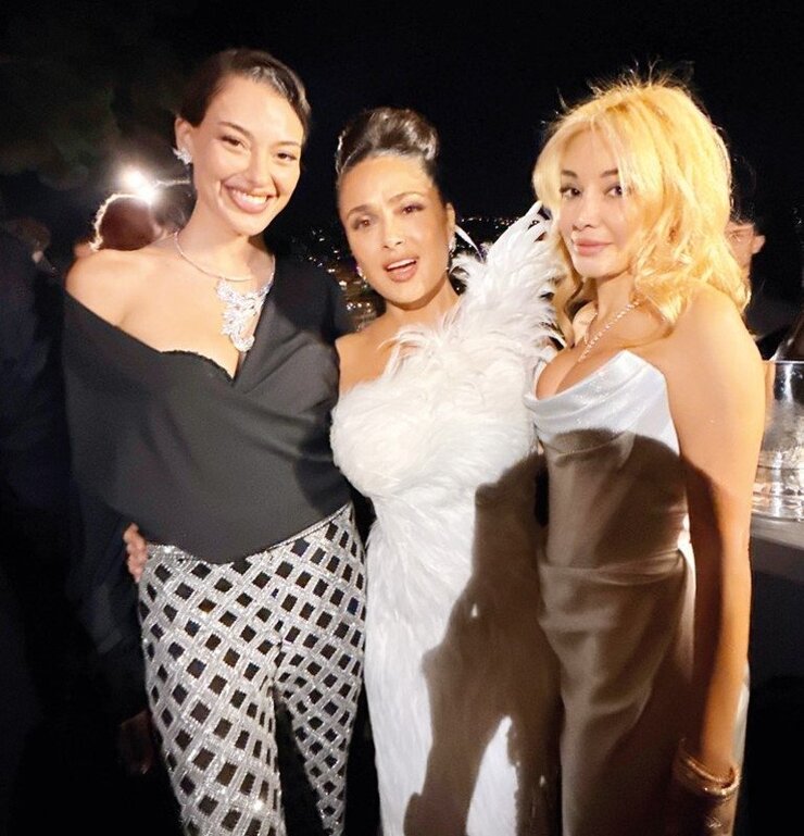 Dilan Çiçek Deniz Cannes'da Dünya Yıldızlarıyla Aynı Masayı Paylaştı
