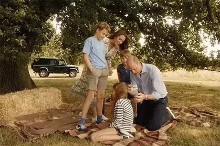 William Ve Kate 15 Yıllık Evliliklerini Aile Fotoğrafıyla Kutladı
