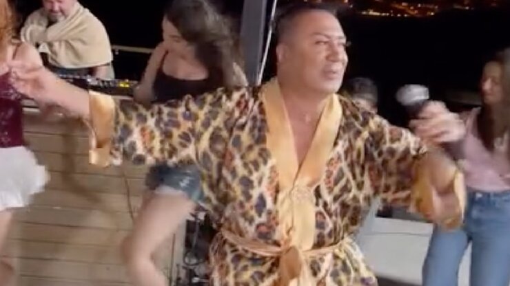 Murat Övüç Bodrum Sahnesine Leopar Kostümüyle Çıktı