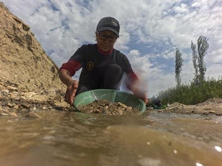Ege Derelerinde Altın Arama Hobisi Hızla Yayılıyor