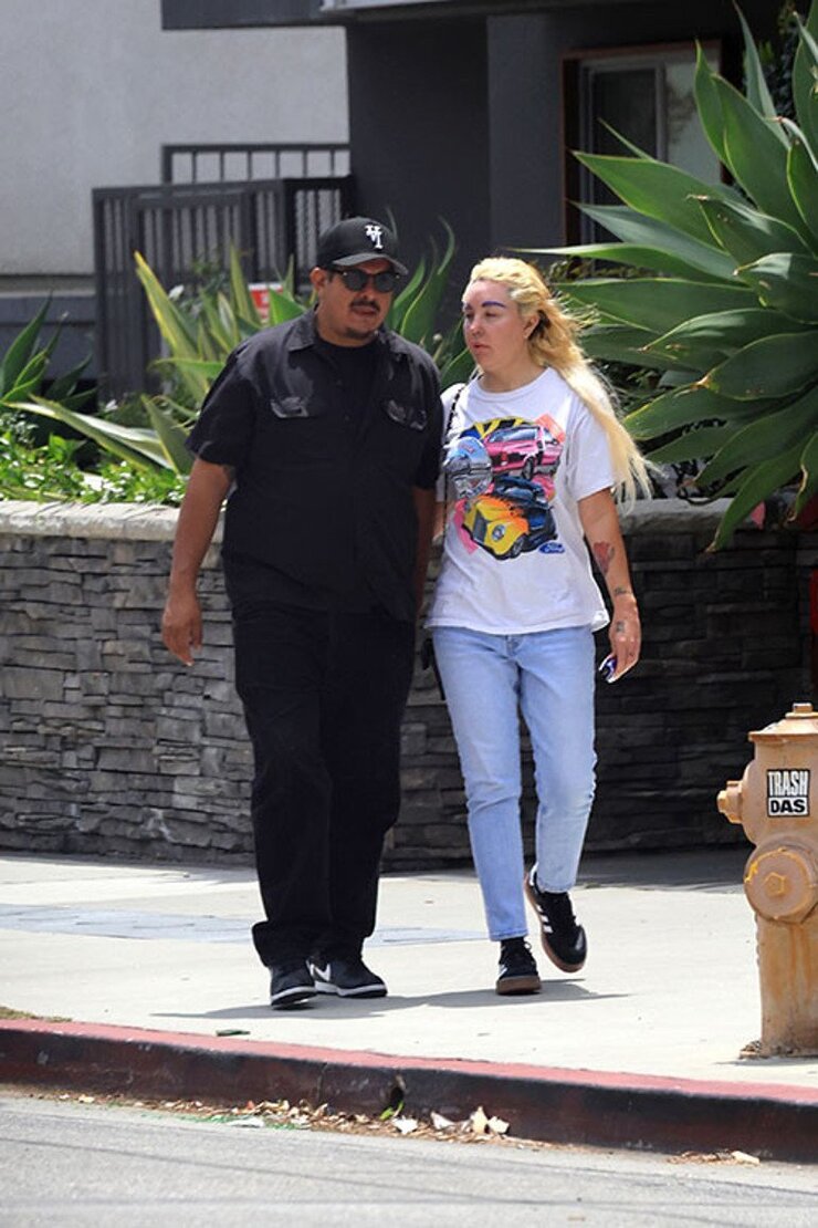 Amanda Bynes Mavi Kaşları Ve Sarı Saçlarıyla Los Angeles Sokaklarında Göründü