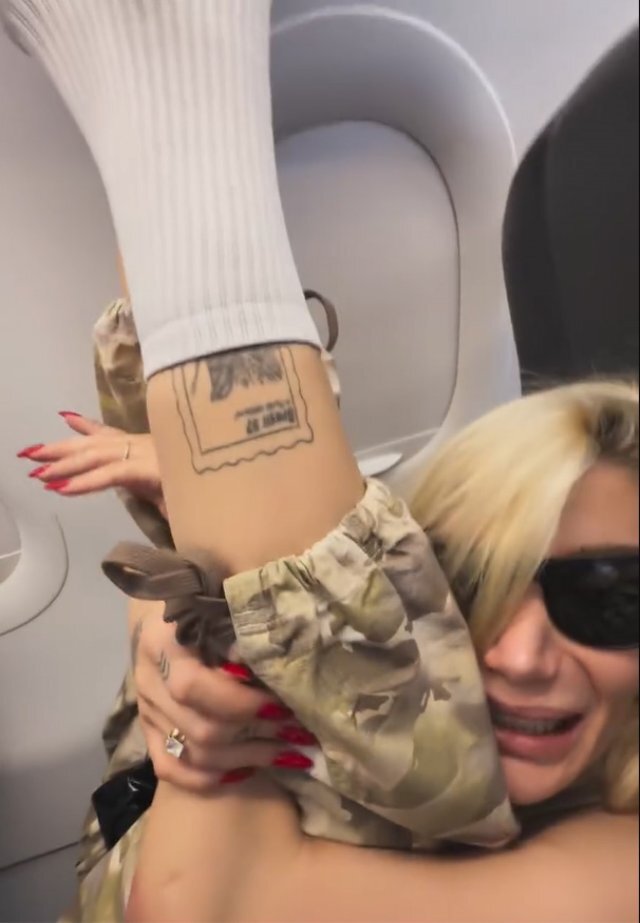 İrem Derici Uçakta Bacağını Başının Arkasına Kadar Uzattı