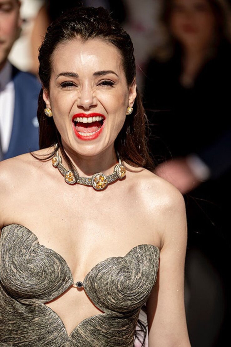 Özgü Namal Cannes Kırmızı Halısında Sarı Zarflar Ekibiyle Parladı