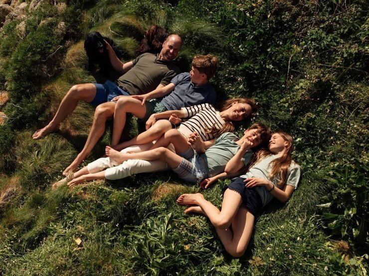 William Ve Kate 15 Yıllık Evliliklerini Aile Fotoğrafıyla Kutladı