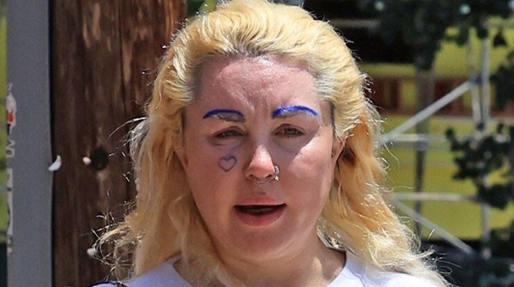 Amanda Bynes Mavi Kaşları Ve Sarı Saçlarıyla Los Angeles Sokaklarında Göründü