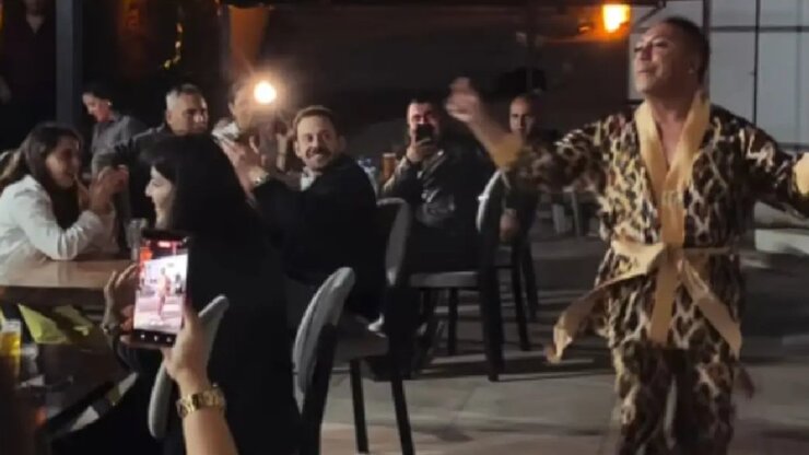 Murat Övüç Bodrum Sahnesine Leopar Kostümüyle Çıktı