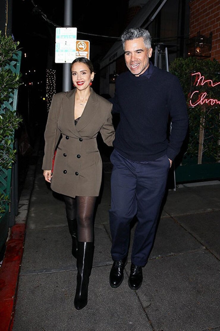 Jessica Alba Ve Cash Warren Kızlarının Mezuniyetinde Ayrı Köşelerde Oturdu