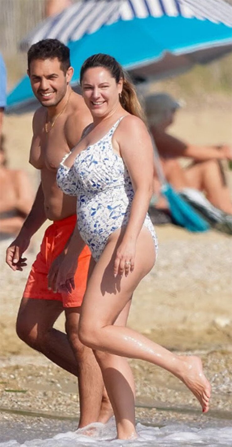 Kelly Brook Kocasıyla 11. Yıldönümünü St Tropez'de Kutladı