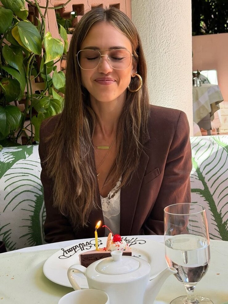 Jessica Alba 45. Yaş Gününü Sevgilisi Ve Çocuklarıyla Kutladı
