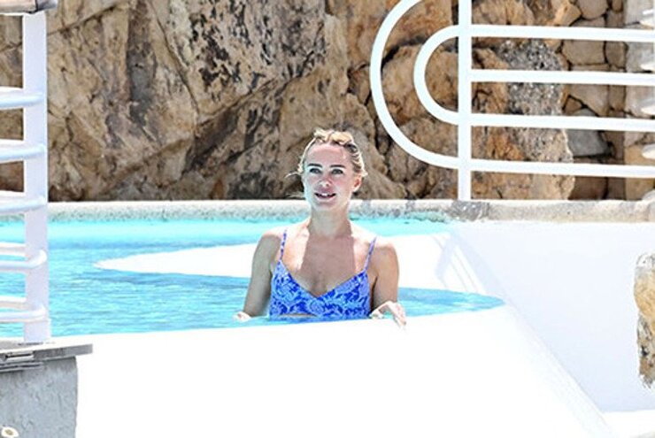 Kimberley Garner Cannes'da Kendi Tasarımı Bikinileriyle Poz Verdi